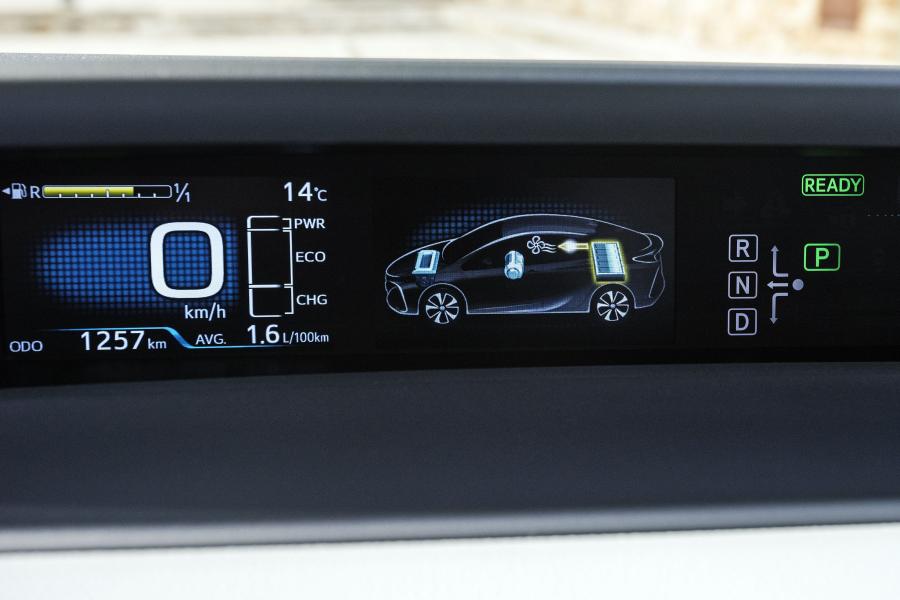 Панель приборов Toyota Prius Plug-in Hybrid 2016 года  (фото 122 из 187)